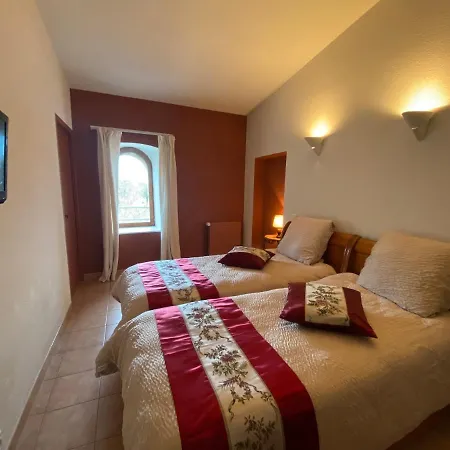 De La Tour Inn *
