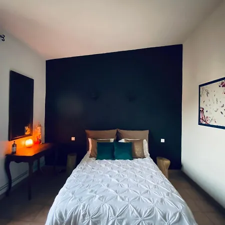 De La Tour Inn